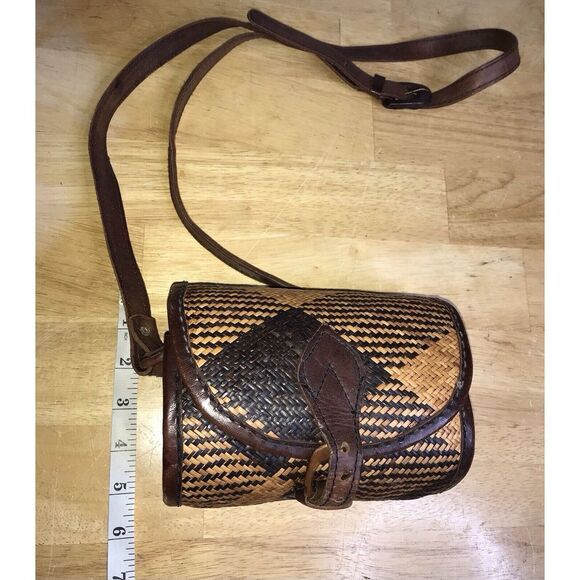 Small Unique Brown Tan Wicker Rattan Style Shoulder Round Purse - Picture 8 of 14